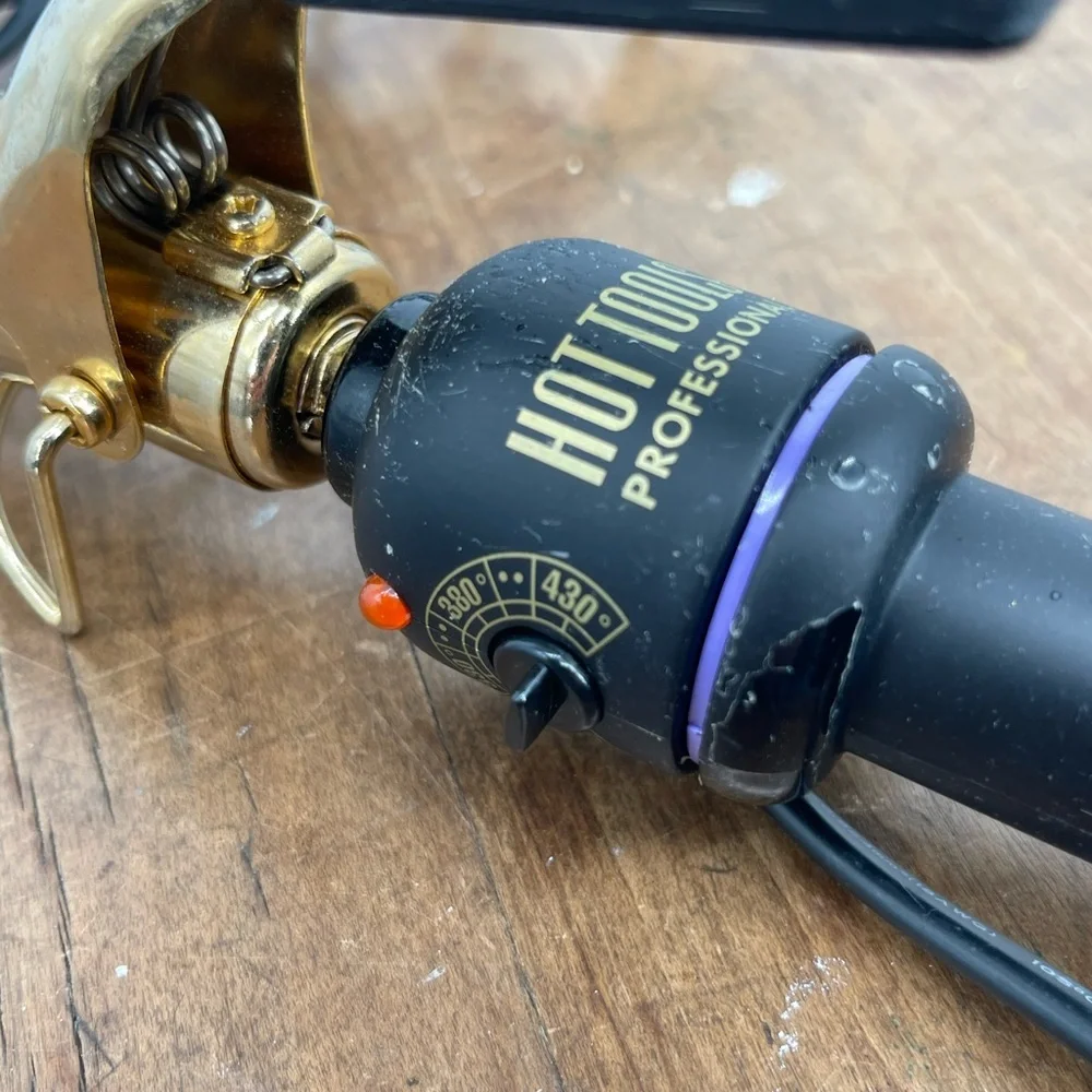 Hot Tools Professional Black and Gold Curling Iron - Picture 3 of 6